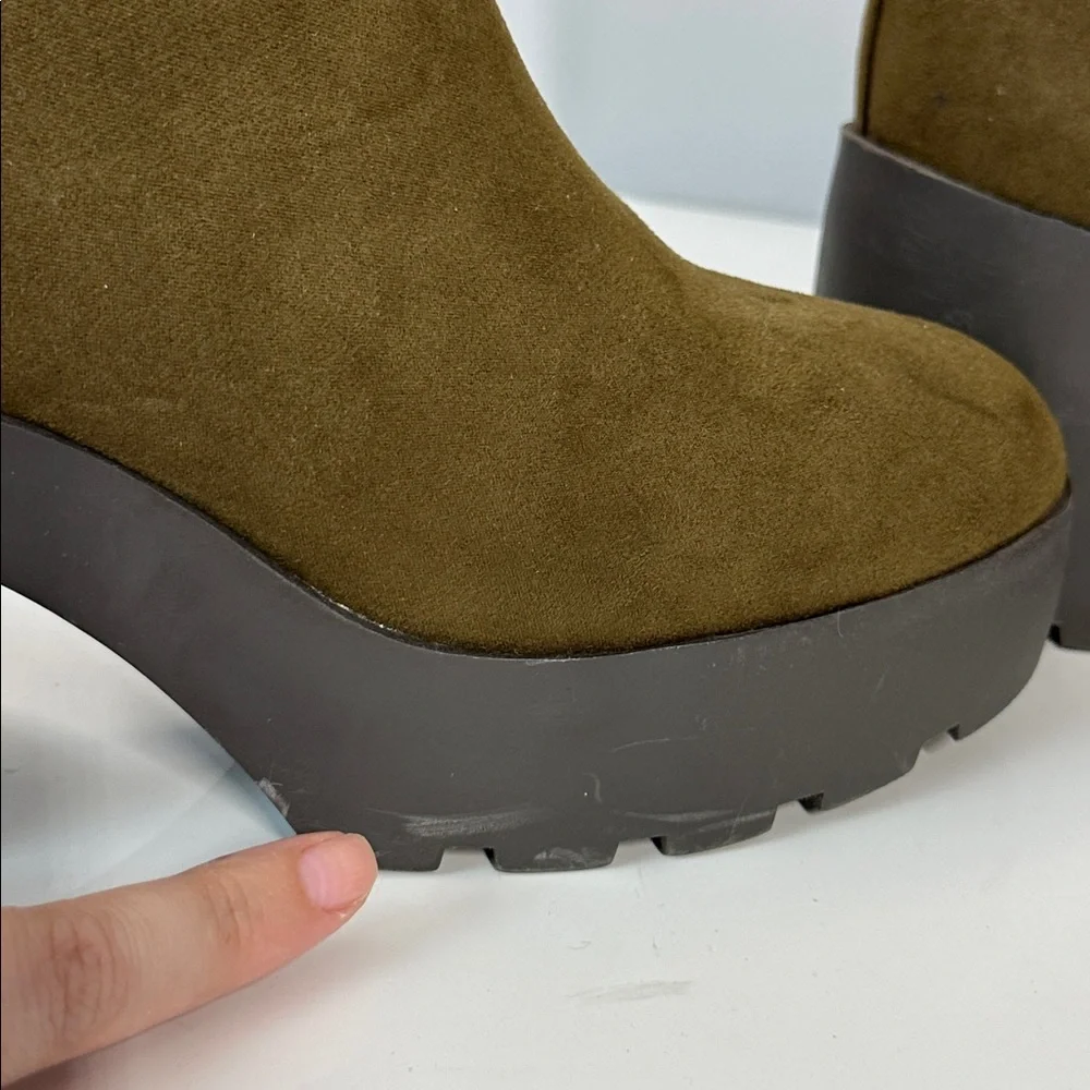 Journee Collection Cassidy‎ Lug Sole Faux Suede Booties Size 8